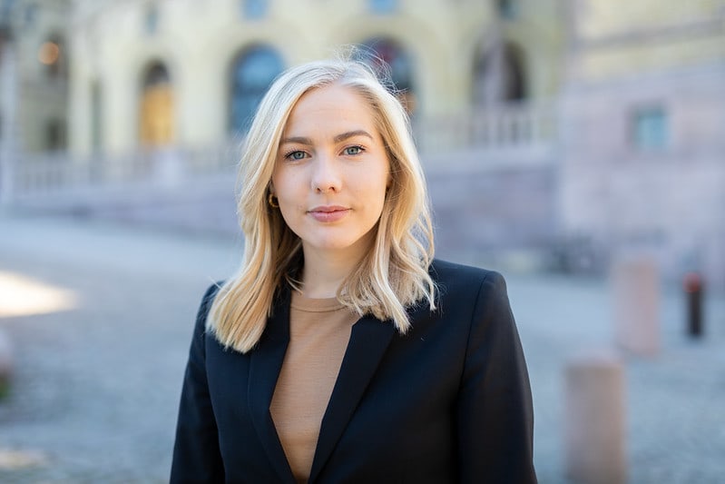 Mari Holm Lønseth fotografert i profil utenfor Stortinget.
